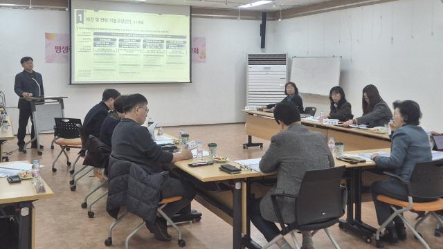 NSP통신-19일 조성진 평생학습팀장이 안산시평생비전센터에서 제4차(2026~2030) 안산시 평생학습도시 중장기 발전계획 연구용역 중간보고회를 진행하고 있다. (사진 = 안산시)