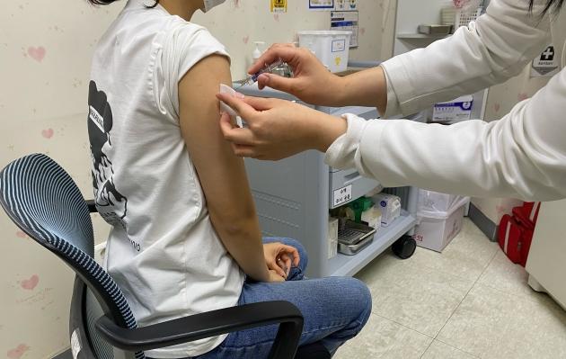 NSP통신-성남시 시민이 독감백신 무료 접종을 하고 있는 모습. (사진 = 중원구보건소)