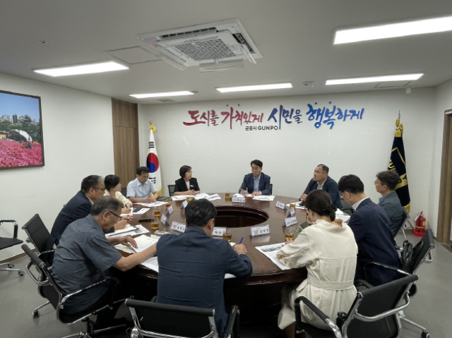 NSP통신-하은호 시장이 아파트연합회와 열요금 인하협상을 하고 있다. (사진 = 군포시)