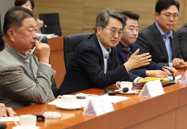 NSP통신-20일 오후 김동연 경기도지사가 파주 LG디스플레이 국내복귀 투자현장을 방문해 김경일 파주시장, 정철동 LG디스플레이 대표, 박정 국회의원 및 관계자들과 간담회를 하고 있다. (사진 = 경기도)