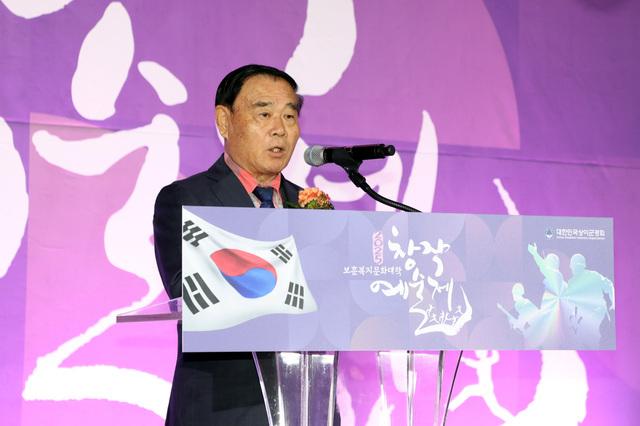 NSP통신-20일 이재식 수원시의회 의장이 보훈복지문화대학 창작예술제에서 축사를 하고 있다. (사진 = 수원시의회)