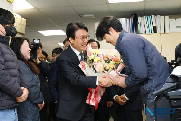 NSP통신-김민석 국무총리가 20일 오전 경주시청을 찾아 2025 APEC 정상회의 준비·운영에 참여한 시청 직원들을 격려하고 주요 부서를 둘러봤다. (사진 = 경주시)