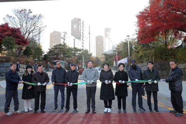 NSP통신-19일 교동마을 현대홈타운 정문에서 이상일 시장과 시 관계자, 입주민들이 진출입로 준공 기념 테이프커팅을 하고 있다. (사진 = 용인특례시)