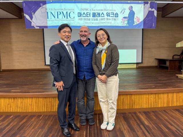 NSP통신-김효철 한방미용예술학과장(왼쪽부터), 살바토레 바탈리아, 이은정 ICAA한국센터장의 기념촬영 모습. (사진 = 원광디지털대학교)