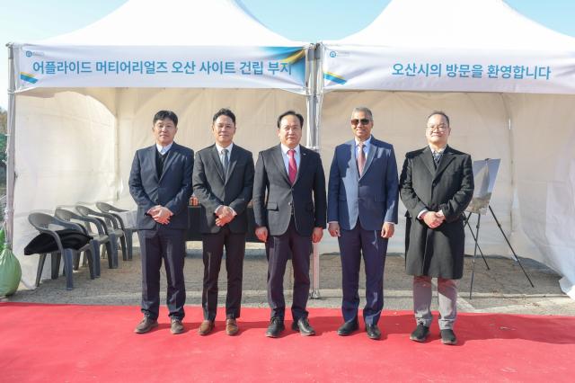 NSP통신-18일 박광선 어플라이드 머티어리얼즈 코리아 대표(왼쪽 두 번째부터), 이권재 오산시장, 사티시 쿠푸라오 어플라이드 머티어리얼즈 반도체 운영 총괄 부사장 등이 어플라이드 컬래버레이션 센터 코리아 부지에서 현장점검 후 기념촬영을 하는 모습. (사진 = 오산시)