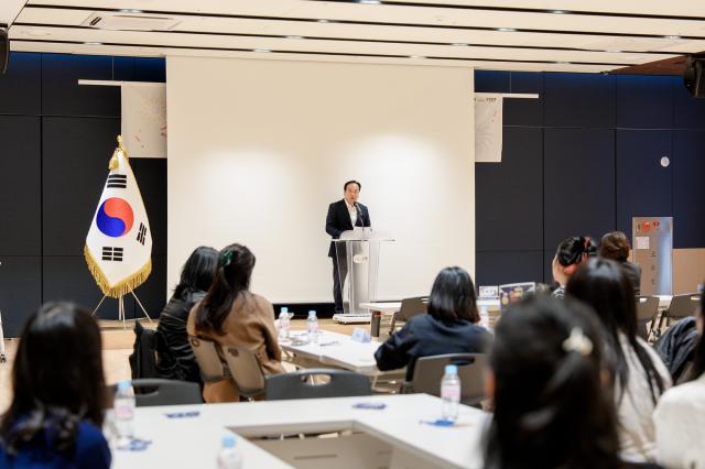 NSP통신-18일 이권재 오산시장이 2025년 마을공동체 성과공유회에서 인사말을 하는 모습. (사진 = 오산시)