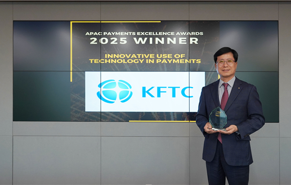 NSP통신-박종석 금융결제원 원장이 결제 분야 국제 혁신상 트로피를 들고 기념 촬영을 하고 있다. (사진 = 금융결제원)