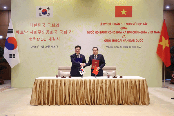 NSP통신-우원식 국회의장이 쩐 타잉 먼 베트남 국회의장과 협력의정서에 서명을 한 후 악수하고 있다. (사진 = 국회의장 공보수석실)