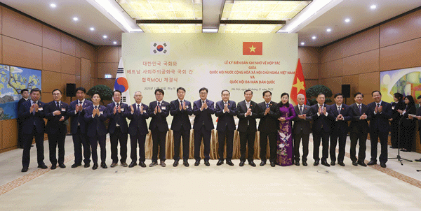 NSP통신-좌측부터 조오섭 의장비서실장, 최영삼 주베트남 대사, 이기헌 의원, 정을호 의원, 문금주 의원, 양부남 의원, 황운하 의원, 문진석 의원, 우원식 의장, 쩐 타잉 먼 국회의장, (사진 = 국회의장 공보 수석실)