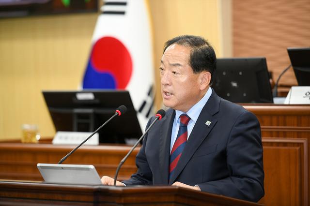 NSP통신-2025년도 본예산안 제출 당시 시정연설하는 이병선 속초시장 모습. (사진 = 속초시)