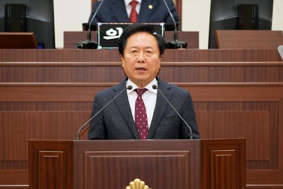 NSP통신-위기 극복한 안동 이제는 도약한다. 권기창 시장 시정연설서 2026년 안동시 청사진 밝혀,대형 산불, 절망의 순간, 안동시민 연대가 다시 희망의 싹을 틔움,안전․복지․경제․관광․정원․스마트농업 6대 전략 공개 (사진 = 안동시)