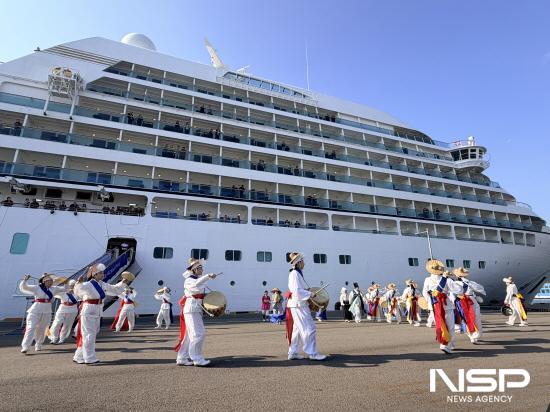 NSP통신-미쯔이 오션후지호 입항 여수 우도 풍물단 공연 (사진 = 전남관광재단)