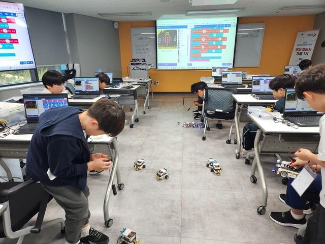NSP통신-아이들이 오산나래 AI 공유학교에서 스크레치 코딩으로 만든 로봇을 조종하는 모습. (사진 = 오산시)