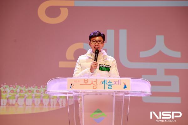 NSP통신-김철우 보성군수가 제5회 보성예술제 축사를 하고 있다. (사진 = 보성군)