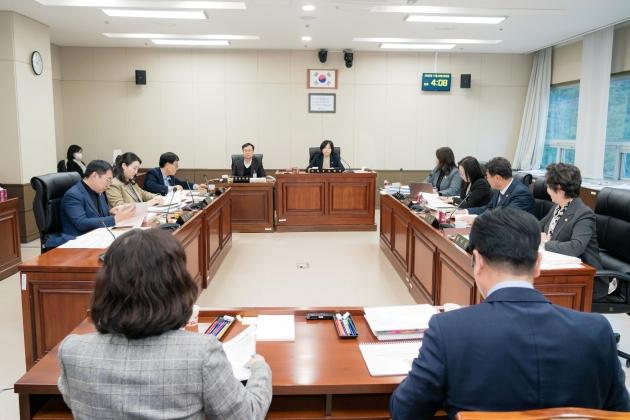 NSP통신-용인특례시의회 경제환경위원회가 20일 위원회 소관 시 농업기술센터와 기후환경위생국을 대상으로 4일차 행정사무감사를 하고 있다. (사진 = 용인특례시의회)