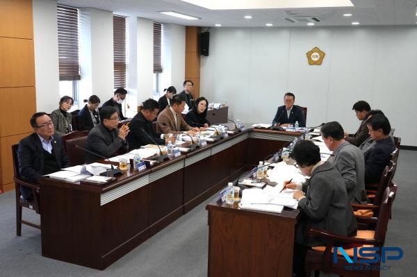 NSP통신-영천시의회는 지난 20일 의원 및 집행부 관계 부서장이 참석한 가운데 전체 의원 정례간담회를 열었다. (사진 = 영천시의회)