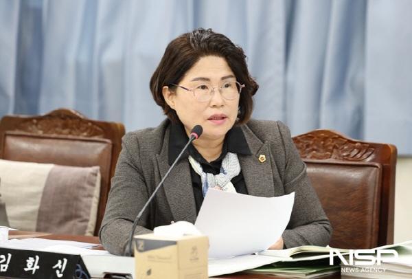 NSP통신-전라남도의회 김화신 의원이 기획조정실 2026년도 본예산 심사에서 여수공항 활주로 연장 필요성을 질의하고 있다. (사진 = 전남도의회)