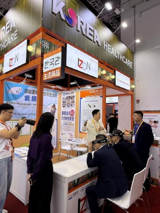 NSP통신-해외 바이어들이 중국 국제수입박람회에 마련된 성남 기업부스에서 제품을 체험하고 있다. (사진 = 성남시)