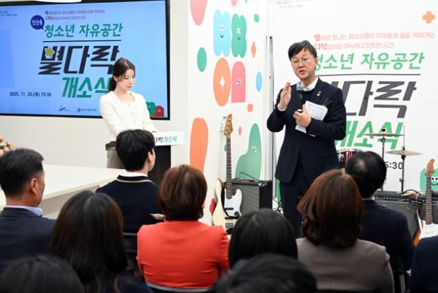 NSP통신-이민근 안산시장이 20일 안산동 청소년 자유공간 별다락 개소식에서 인사 발언을 하고 있다. (사진 = 안산시)