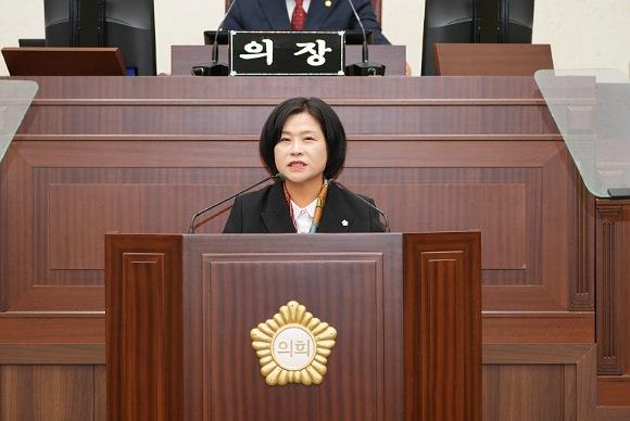 NSP통신-안동시의회 여주희 의원, 송현초 통학안전 전면 개선 촉구 보행전용구간 시인성 강화·불법주정차 정비·생활형 재생육교 등 실효적 대책 제시 아이들의 길은 도시가 가장 먼저 지켜야 할 공공재 강조 (사진 = 안동시의회)