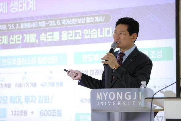 NSP통신-2025 제8기 용인특례시 핵심리더과정에서 시 공직자 대상으로 특별 강연을 하고 있는 이상일 용인특례시장. (사진 = 용인특례시)