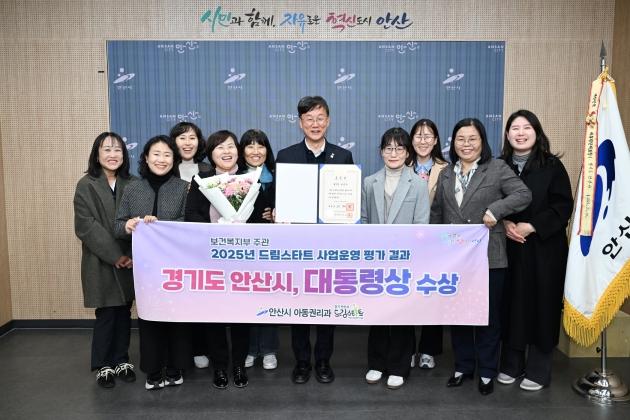 NSP통신-이민근 안산시장(오른쪽 다섯번째)이 올해 드림스타트 사업 운영 우수 지자체 대통령상을 수상하고 시 관계자들과 함께 기념촬영을 하고 있다. (사진 = 안산시)