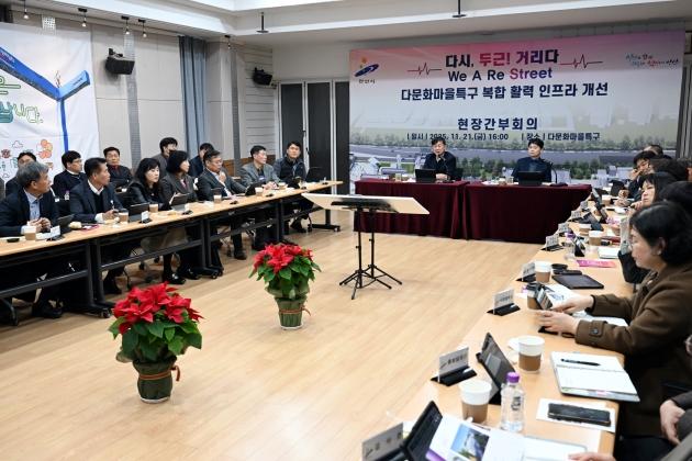 NSP통신-이민근 안산시장이 21일 안산시 외국인주민지원본부 다목적실에서 현장 간부회의를 진행하고 있다. (사진 = 안산시)