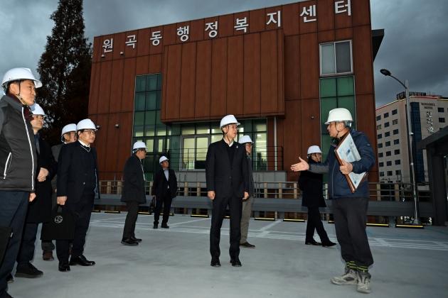 NSP통신-이민근 안산시장이 21일 원곡동 다문화마을특구 일원에서 공공건축물 부설주차장을 점검하고 있다. (사진 = 안산시)