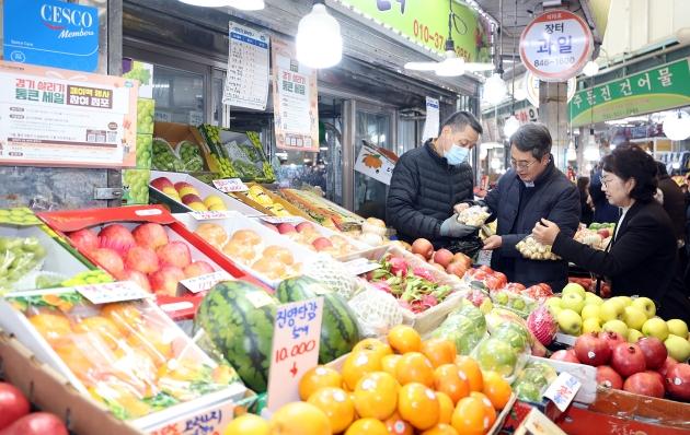 NSP통신-22일 오전 의정부제일시장에서 열린 2025년 하반기 경기 살리기 통큰 세일 개막식에서 김동연 경기도지사가 의정부제일시장을 방문해 장보기를 하고 있다. (사진 = 경기도)