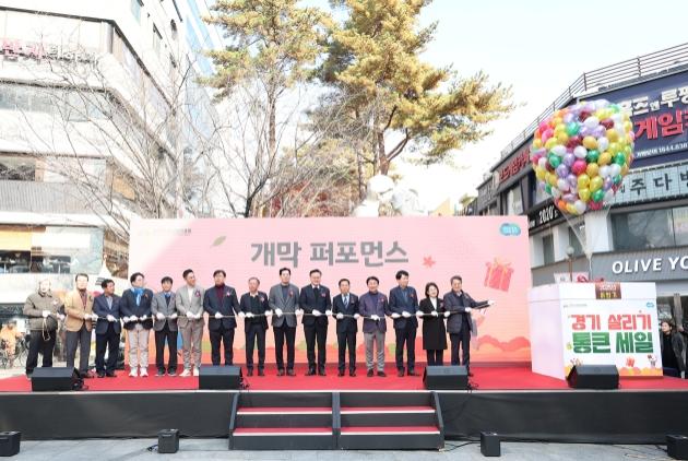 NSP통신-22일 오전 의정부제일시장에서 열린 2025년 하반기 경기 살리기 통큰 세일 개막식에서 김동연 경기도지사가 참석자들과 기념촬영을 하고있다. (사진 = 경기도)