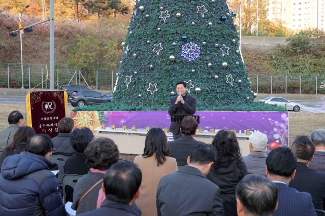 NSP통신-22일 기흥구 영덕동에서 열린 크리스마스트리 점등식에서 이상일 시장이 축사를 하고 있다. (사진 = 용인특례시)