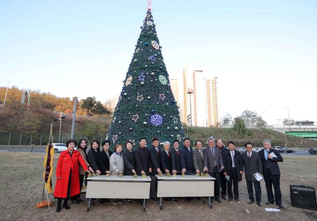 NSP통신-이상일 시장이 기흥구 영덕동에서 열린 크리스마스트리 점등식 행사 참석자들과 기념촬영을 하고 있다. (사진 = 용인특례시)