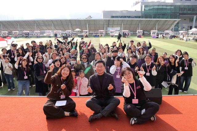 NSP통신-22일 시청 하늘광장에서 열린 엄마들의 재능과 일상을 나누는 커라페스티벌 행사에서 이상일 시장이 참석한 경력보유여성들과 사진촬영을 하고 있다. (사진 = 용인특례시)