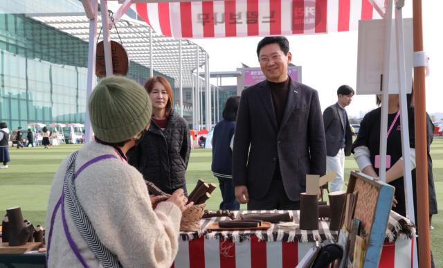 NSP통신-이상일 시장이 커라페스티벌 행사장에 마련된 부스를 돌면서 소통하고 있다. (사진 = 용인특례시)