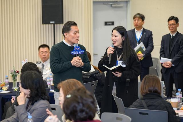 NSP통신-이재준 수원시장(왼쪽)이 권선1동 새빛만남에서 시민의 의견을 듣고 있다. (사진 = 수원시)