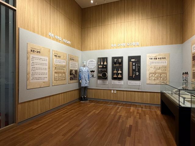 NSP통신-광교박물관 보존과학 전시 쑥쑥고쳐방 모습. (사진 = 수원시)