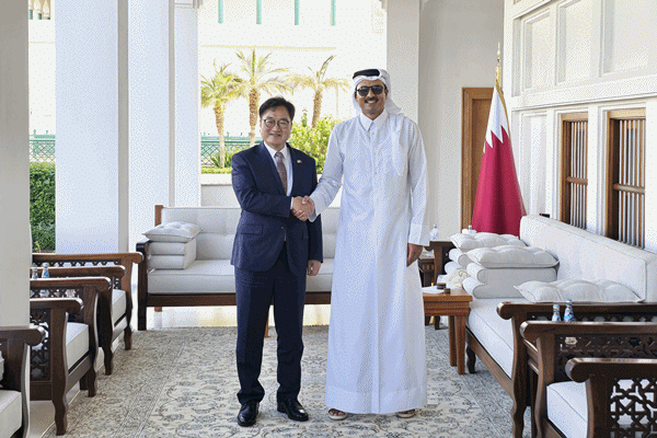 NSP통신-우원식 국회의장이 타밈 빈 하마드 알 싸니 국왕과 악수하고 있다. (사진 = 국회의장 공보수석실)