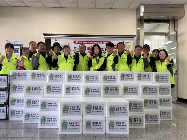 NSP통신-14일 처인구 동부동지역사회보장협의체가 어려운 이웃을 위한 김장 행사를 열었다. 사진은 전달에 앞선 기념촬영 모습. (사진 = 용인특례시)