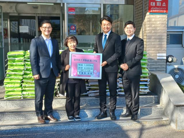 NSP통신-21일 아름빛교회가 처인구에 이웃돕기를 위한 쌀을 기탁했다. (사진 = 용인특례시)