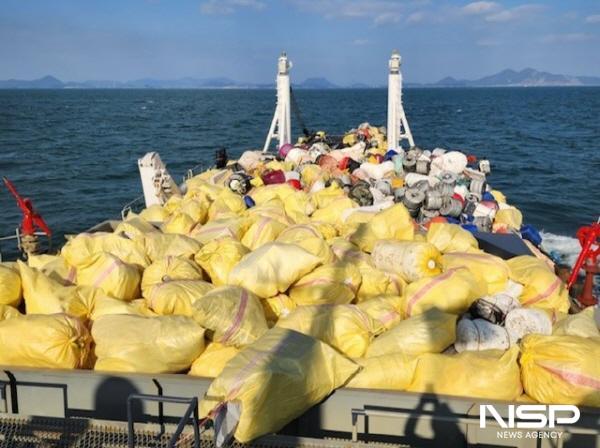 NSP통신-지난 20일 삼산면 손죽도 해양쓰레기를 선적해 운반하고 있다. (사진 = 여수시)