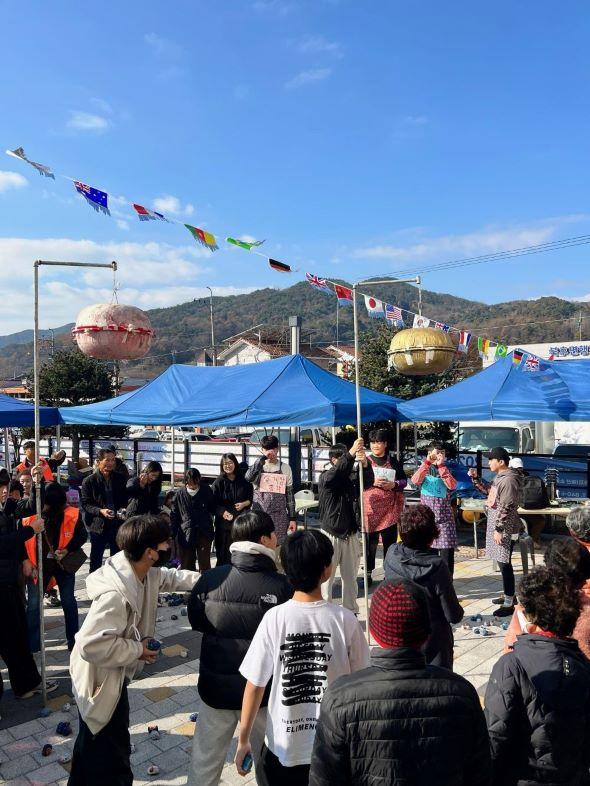 NSP통신-2025 옹기종기 옹천장 성황리에 개최, 400년 역사 품은 추억의 장터 주민과 관광객 발길 이어져, 북후면에서 생산된 품질 좋은 농산물을 저렴한 가격에 직거래할 수 있어 많은 방문객이 참여 (사진 = 안동시)