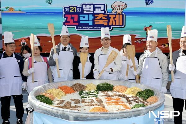 NSP통신-김철우 보성군수와 관계자들이 꼬막 주먹밥 1000인분 만들기를 하고 있다 (사진 = 보성군)