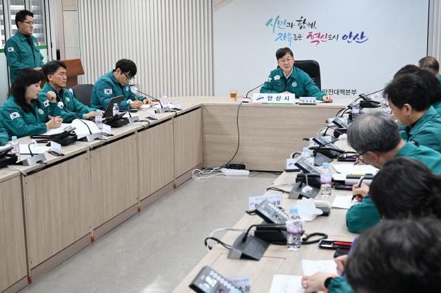 NSP통신-이민근 안산시장이 겨울철 자연 재난을 대비한 겨울철 대설·한파 대비 관계부서 점검 회의를 주재하고 있다. (사진 = 안산시)