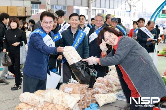 NSP통신-김태균 의장을 비롯한 참석자들 옥곡시장 찾아 식재료와 생필품 구매 (사진 = 전남도의회)