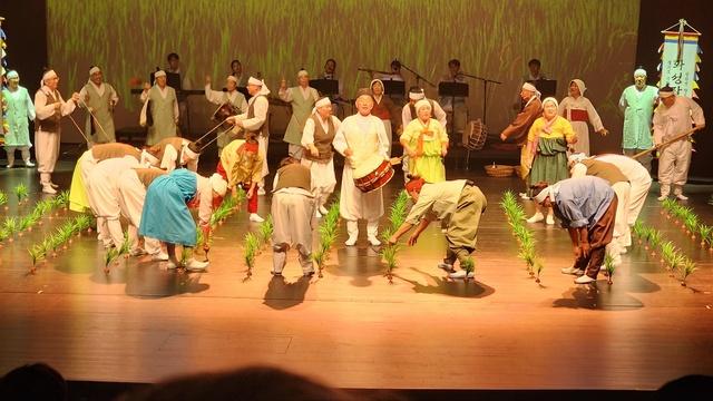 NSP통신-화성팔탄민요 공연 모습. (사진 = 화성시)