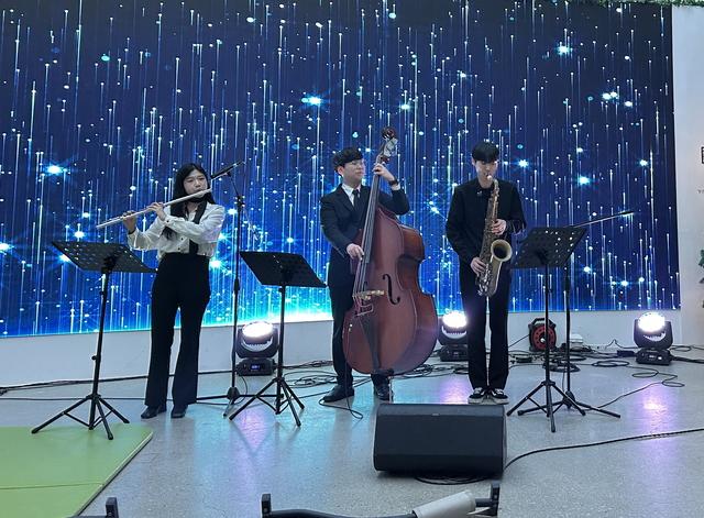 NSP통신-22일 무봉산자연휴양림 별빛콘서트에서 온음이 공연을 하는 모습. (사진 = 화성시)