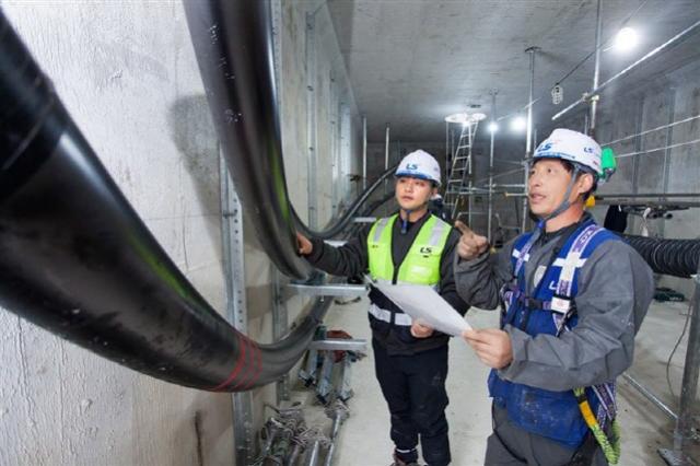 NSP통신-LS전선 직원이 세계 최대 송전 용량인 500kV급 HVDC 케이블이 투입되는 동해안-신가평 시공 현장을 점검하고 있다. (사진 = LS전선)