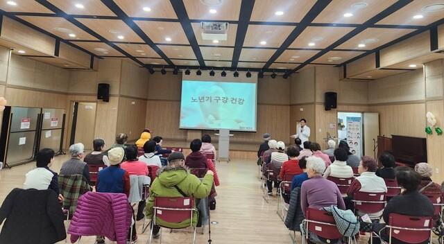 NSP통신-24일 노인대학 수강생을 대상으로 한의약·구강건강 통합 강좌가 진행되고 있다. (사진 = 오산시)