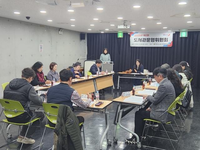 NSP통신-20일 열린 2025년 제2회 도서관 운영위원회 회의 모습. (사진 = 오산시)