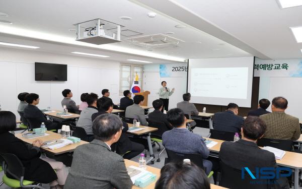 NSP통신-영양군은 24일 군청 소회의실에서 오도창 군수를 포함한 고위직 공무원 34명을 대상으로 2025년 영양군 고위직 공무원 폭력예방 교육을 실시했다고 밝혔다. (사진 = 영양군)